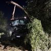 Feuerwehr Kalkar: Rübentransporter kommt auf der B67 von der Fahrbahn ab - Fahrer bleibt unverletzt