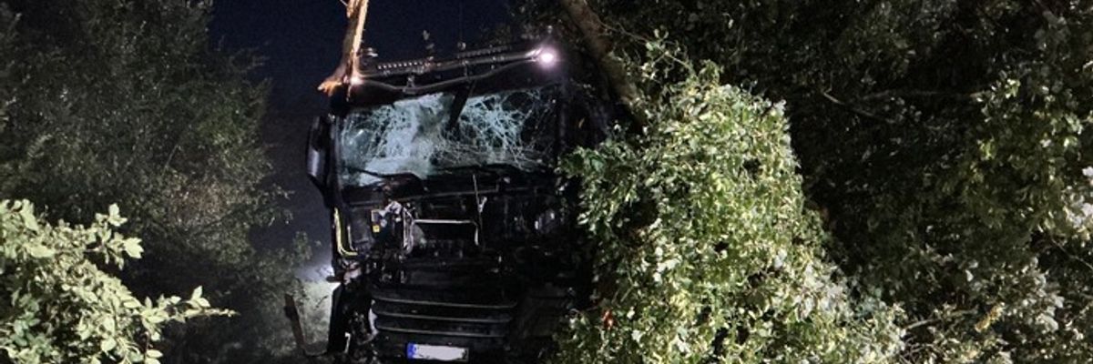 Feuerwehr Kalkar: Rübentransporter kommt auf der B67 von der Fahrbahn ab - Fahrer bleibt unverletzt