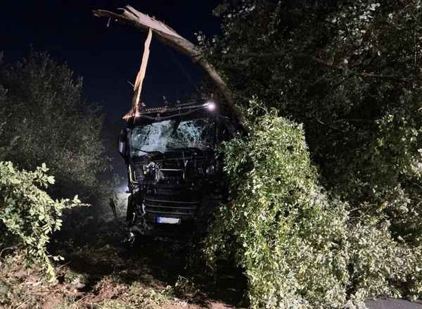 Feuerwehr Kalkar: Rübentransporter kommt auf der B67 von der Fahrbahn ab - Fahrer bleibt unverletzt