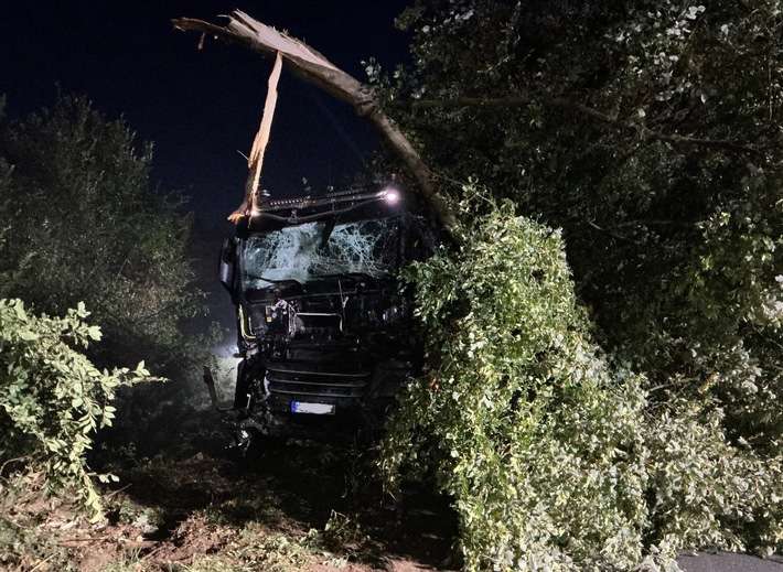 Feuerwehr Kalkar: Rübentransporter kommt auf der B67 von der Fahrbahn ab - Fahrer bleibt unverletzt