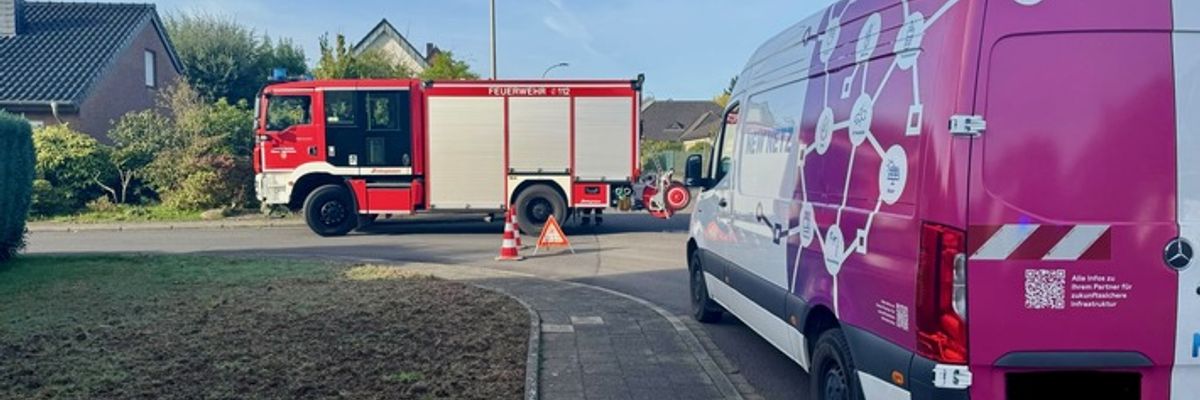 FW Niederkrüchten: Feuerwehr sichert beschädigte Gasleitung in Niederkrüchten / Bagger beschädigt Zuleitung zu Wohnhaus am Eibenweg, Energieversorger sperrt Leitung ab