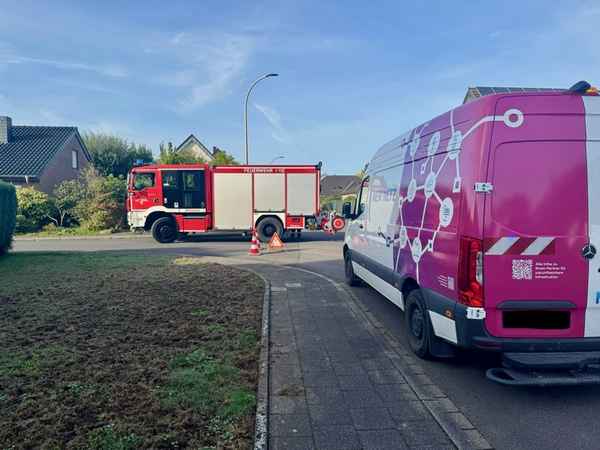 FW Niederkrüchten: Feuerwehr sichert beschädigte Gasleitung in Niederkrüchten / Bagger beschädigt Zuleitung zu Wohnhaus am Eibenweg, Energieversorger sperrt Leitung ab