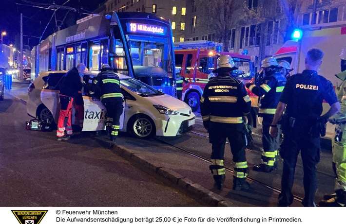 FW-M: Taxi und Straßenbahn treffen sich (Ludwigsvorstadt)