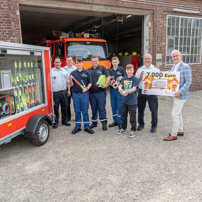 FW-MG: Stadtfeuerwehrverband Mönchengladbach: Stadtsparkasse Mönchengladbach fördert Nachwuchs - Spende ermöglicht weiteren Anhänger für junge Brandschützer