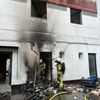 FW Bremerhaven: Mülltonnenbrand droht auf ein Gebäude überzugreifen