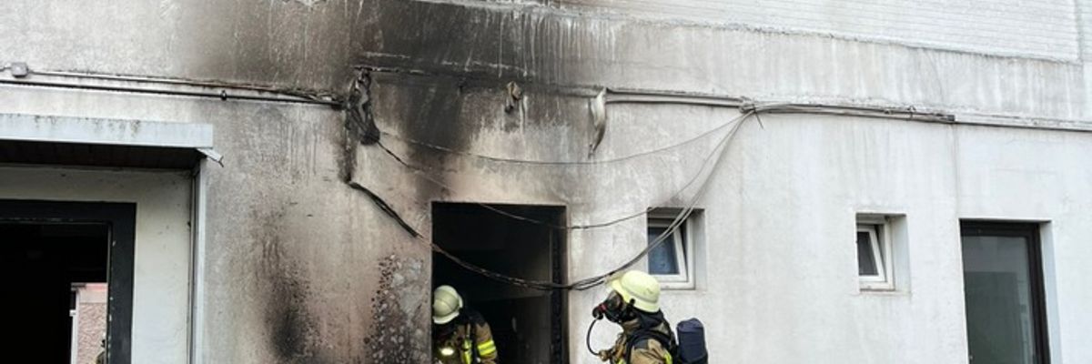 FW Bremerhaven: Mülltonnenbrand droht auf ein Gebäude überzugreifen
