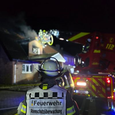 FW-WRN: Dachstuhlbrand in Werne - Feuerwehr verhindert Ausbreitung des Feuers