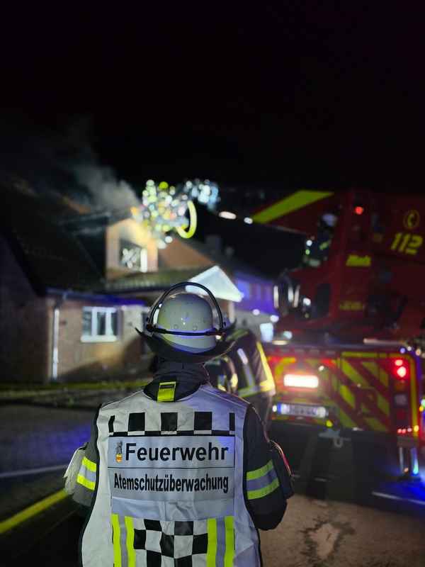 FW-WRN: Dachstuhlbrand in Werne - Feuerwehr verhindert Ausbreitung des Feuers