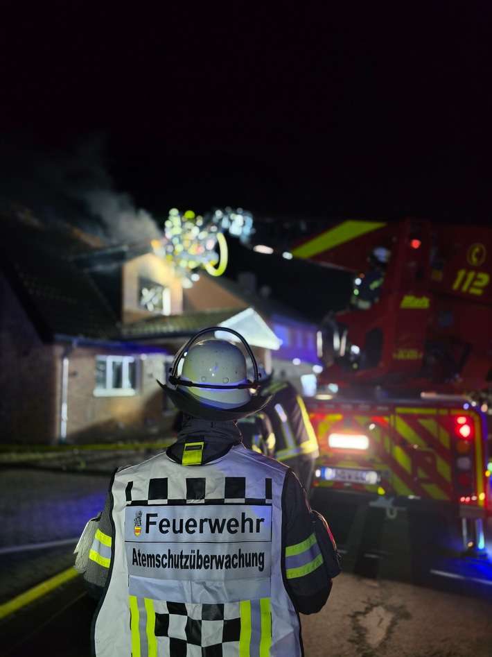 FW-WRN: Dachstuhlbrand in Werne - Feuerwehr verhindert Ausbreitung des Feuers