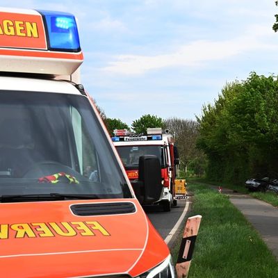 FW Pulheim: Unfall auf der L213 - Zwei Verletzte