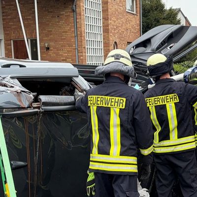 FW Düren: Verkehrsunfall in Düren-Birkesdorf - Pkw-Fahrerin nach Alleinunfall befreit