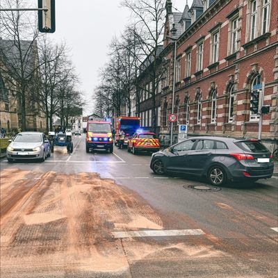 FW-DT: Ölspur auf mehreren Straßen in der Innenstadt