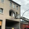 FW-E: Brand in leerstehendem Gebäude - Feuerwehr führt Person ins Freie