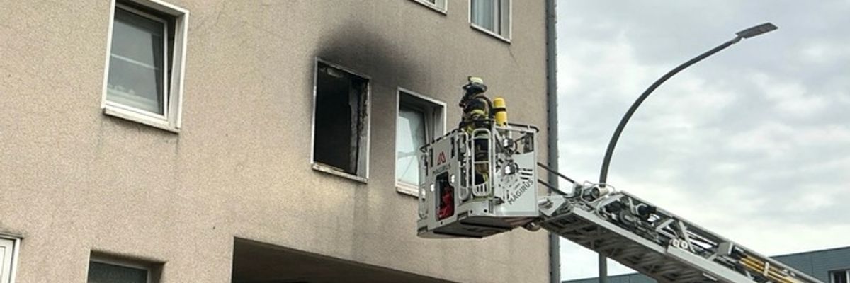 FW-E: Brand in leerstehendem Gebäude - Feuerwehr führt Person ins Freie