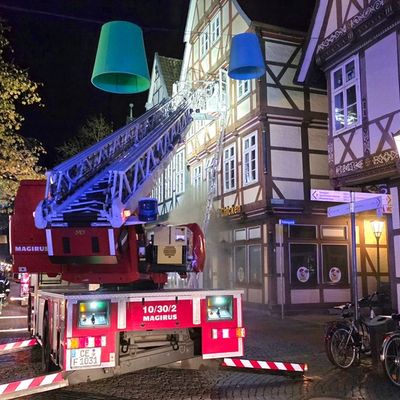 FW Celle: Gastronomieküche in historischen Altstadt in Vollbrand - mehrere Personen in Fachwerkhaus eingeschlossen!