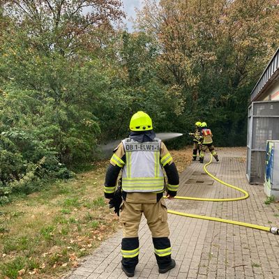 FW-OB: Vegetationsbrand an Kreuzung erfolgreich gelöscht - Ausbreitung verhindert
