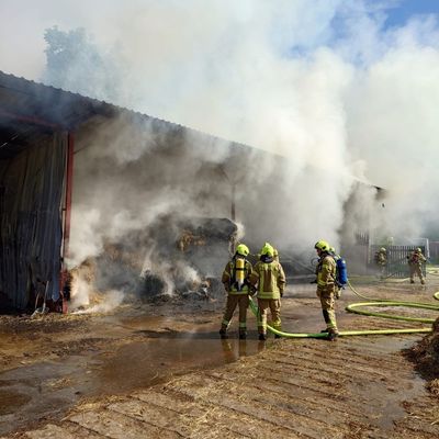 FW Ratingen: Brand einer Lagerhalle mit Heuballen