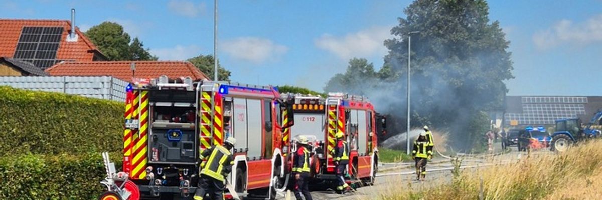 FW Ense: Heckenbrand (Ursache unklar)