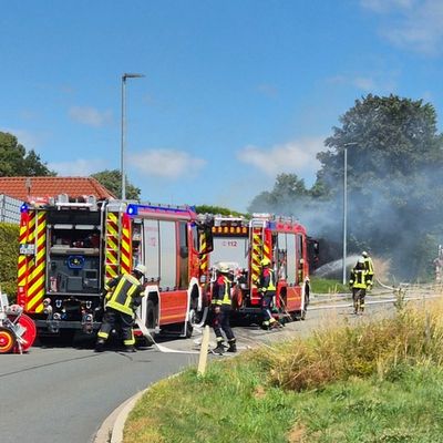FW Ense: Heckenbrand (Ursache unklar)