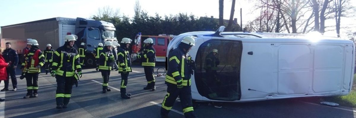 FW Sonsbeck: Verkehrsunfall zwischen Kleintransporter und LKW