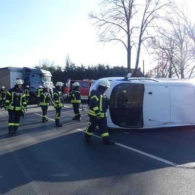 FW Sonsbeck: Verkehrsunfall zwischen Kleintransporter und LKW