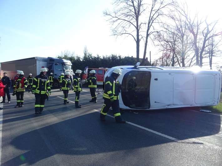 FW Sonsbeck: Verkehrsunfall zwischen Kleintransporter und LKW