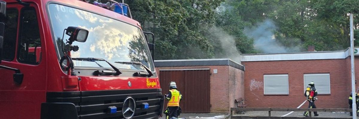 FW Celle: Aufwendige Löscharbeiten bei Brand im Lönsweg