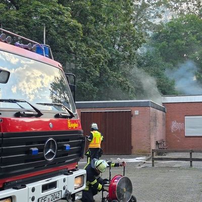 FW Celle: Aufwendige Löscharbeiten bei Brand im Lönsweg