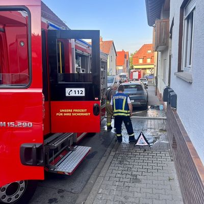 FW Weinheim: Wasserrohrbruch verursacht schwere Schäden. Weinheimer Feuerwehr und Stadtwerke Weinheim stundenlang gefordert.