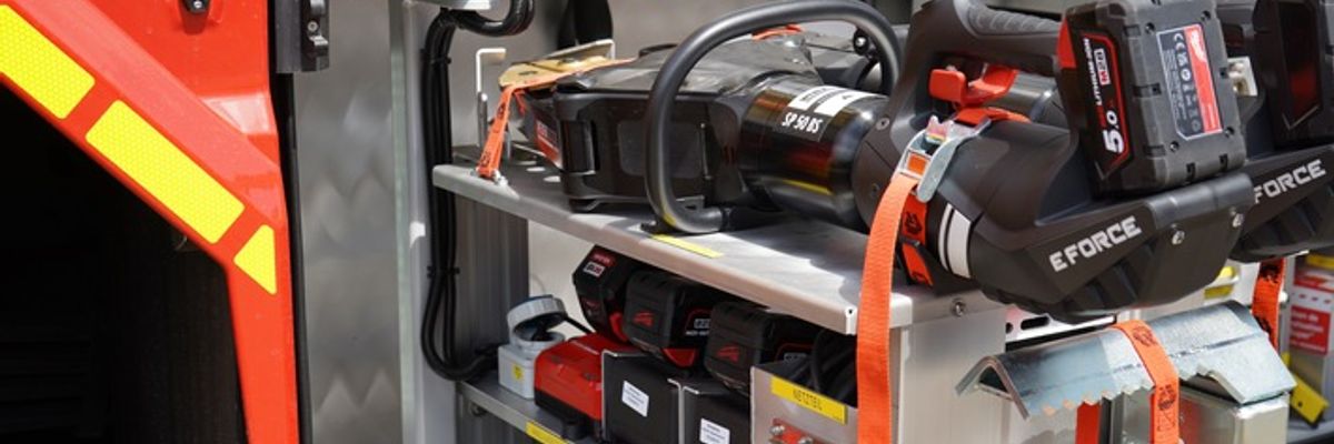 FW-OB: Feuerwehr befreit eingeklemmte Person nach Verkehrsunfall