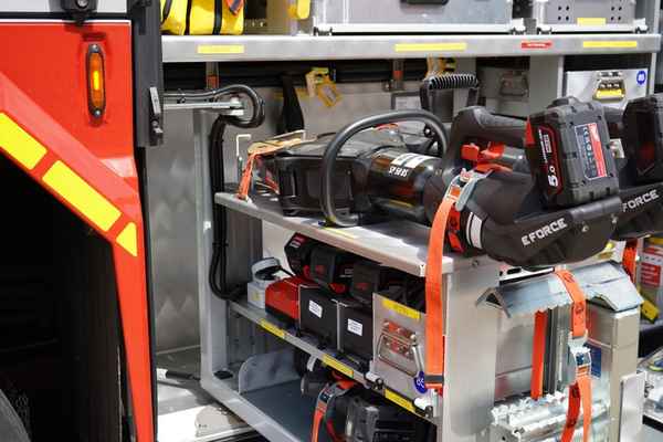 FW-OB: Feuerwehr befreit eingeklemmte Person nach Verkehrsunfall