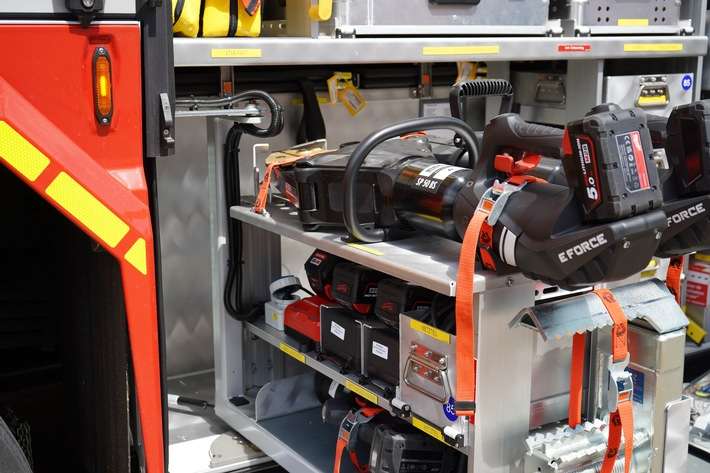 FW-OB: Feuerwehr befreit eingeklemmte Person nach Verkehrsunfall