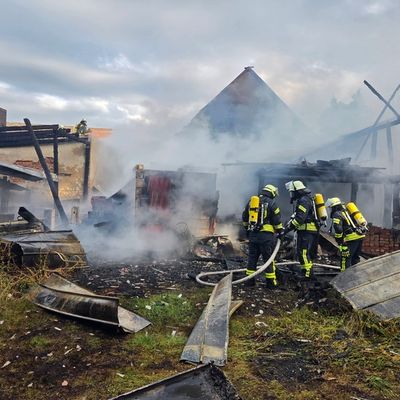 FW Lüchow-Dannenberg: +++ brennender Schuppen breitet sich auf Wohnhaus aus +++ Bewohner können sich unverletzt in Sicherheit bringen +++ Über 100 Feuerwehrleute im Einsatz +++