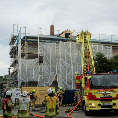 FW Ratingen: Rauchentwicklung aus Dachstuhl des Ostbahnhofes löst größeren Feuerwehreinsatz aus