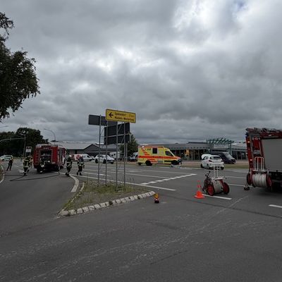 FW-AUR: Verkehrsunfall im Kreuzungsbereich der B210