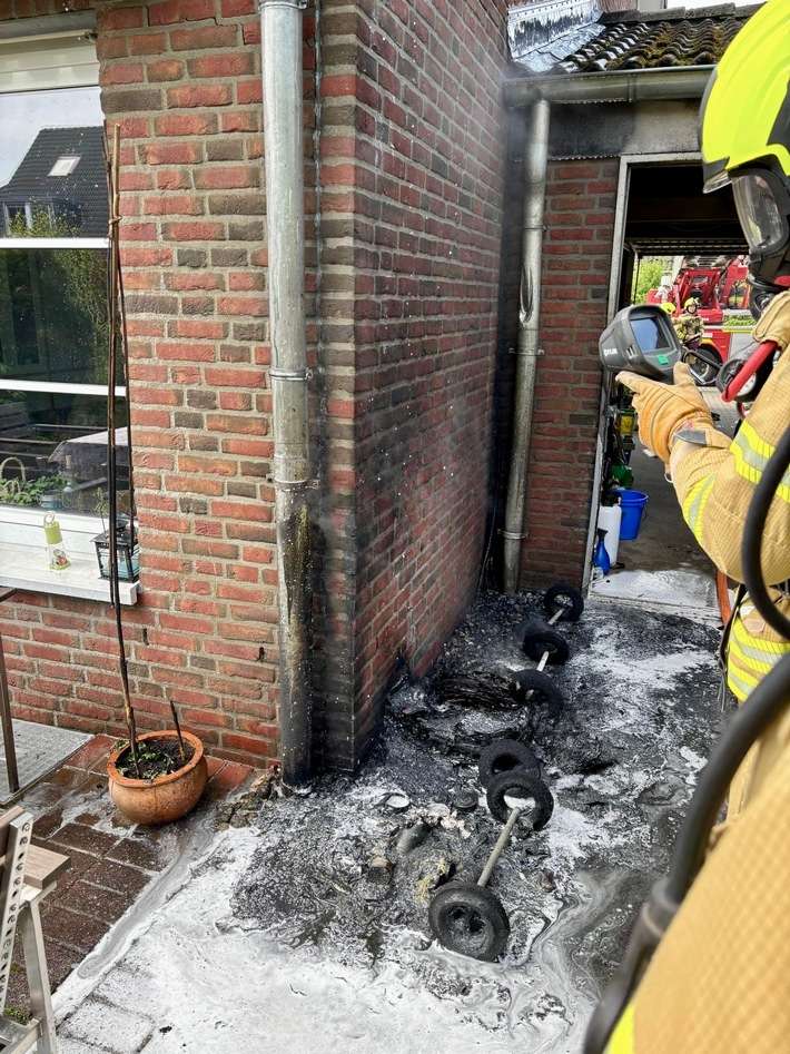 FW Ratingen: Mülltonnen gehen in Flammen auf
