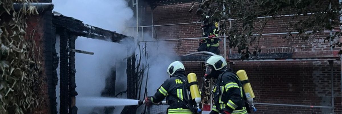 FW-AUR: Flammenüberschlag bedroht mehrere Gebäude