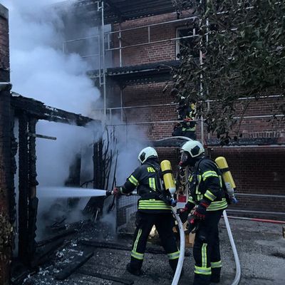 FW-AUR: Flammenüberschlag bedroht mehrere Gebäude