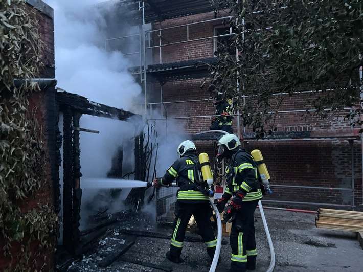 FW-AUR: Flammenüberschlag bedroht mehrere Gebäude
