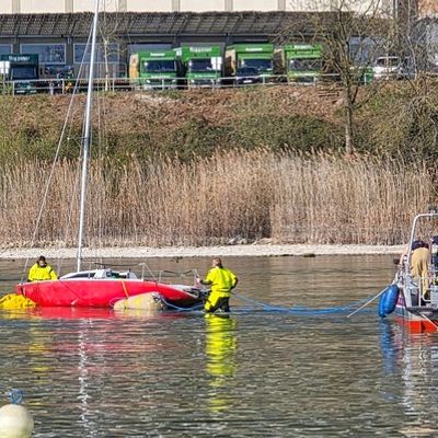 FW Konstanz: Gestrandetes Segelboot