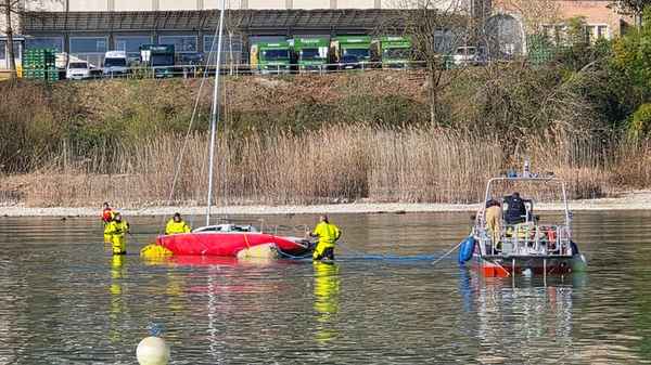 FW Konstanz: Gestrandetes Segelboot