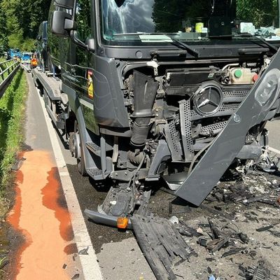 FW-PL: Verkehrsunfall auf der B236 - Fahrer schwer verletzt, couragierte Ersthelferin