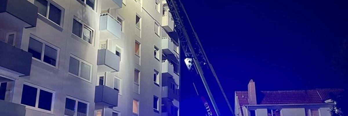 FW Bremerhaven: Feuerwehr rettet Person aus brennender Wohnung