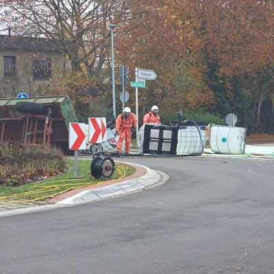 FW-ROW: Gefahrgutunfall in Zeven: 1.000 Liter Säure ausgelaufen