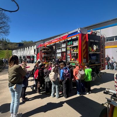 FW-OE: Brandschutz hautnah erleben - Erfolgreicher Brandschutztag an der Grundschule Kirchhundem