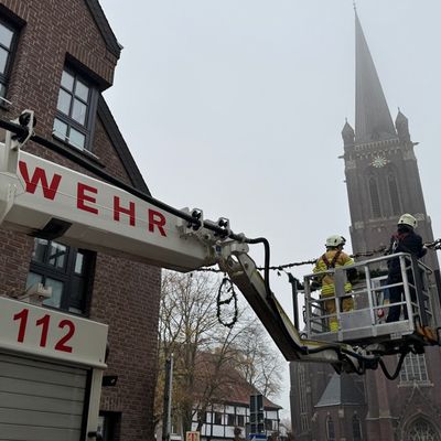 FW Tönisvorst: Die Weihnachtsbeleuchtung in Vorst ist bereit. Die Freiwilligen Feuerwehr Tönisvorst unterstützt die Kolpingfamilie beim Aufhängen der Weihnachtsbeleuchtung im Vorster Ortskern.