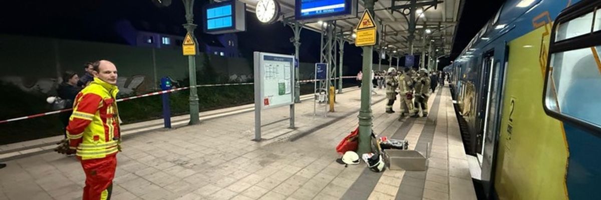 FW Lehrte: Eingeklemmte Person im Zug erfordert aufwendige Befreiungsaktion