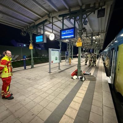 FW Lehrte: Eingeklemmte Person im Zug erfordert aufwendige Befreiungsaktion