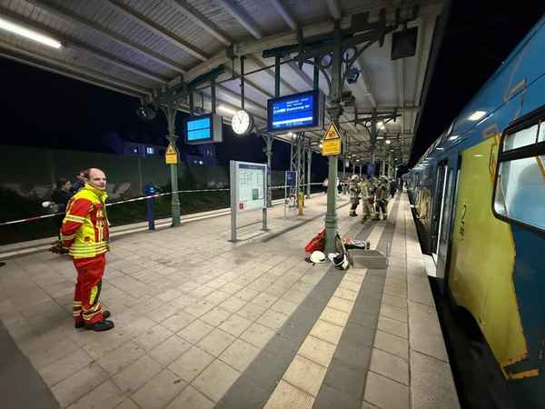 FW Lehrte: Eingeklemmte Person im Zug erfordert aufwendige Befreiungsaktion