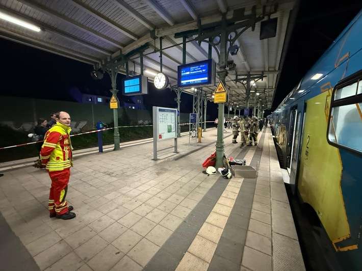FW Lehrte: Eingeklemmte Person im Zug erfordert aufwendige Befreiungsaktion